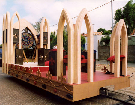 Praalwagen met kathedraal interieur voor de blijde intrede van Karel de stoute in Leuven